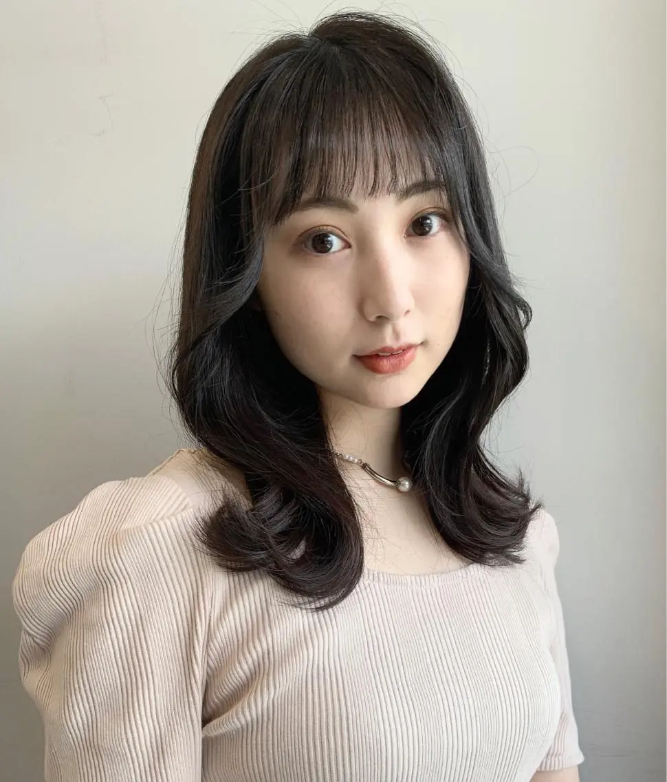 ミディアム カラー イヤリングカラー グレージュ インナーカラー くびれヘア 髪質改善 カット ヘアカラー トリートメント 透明感/オリーブ/ グレージュ/YUKAのヘアスタイル