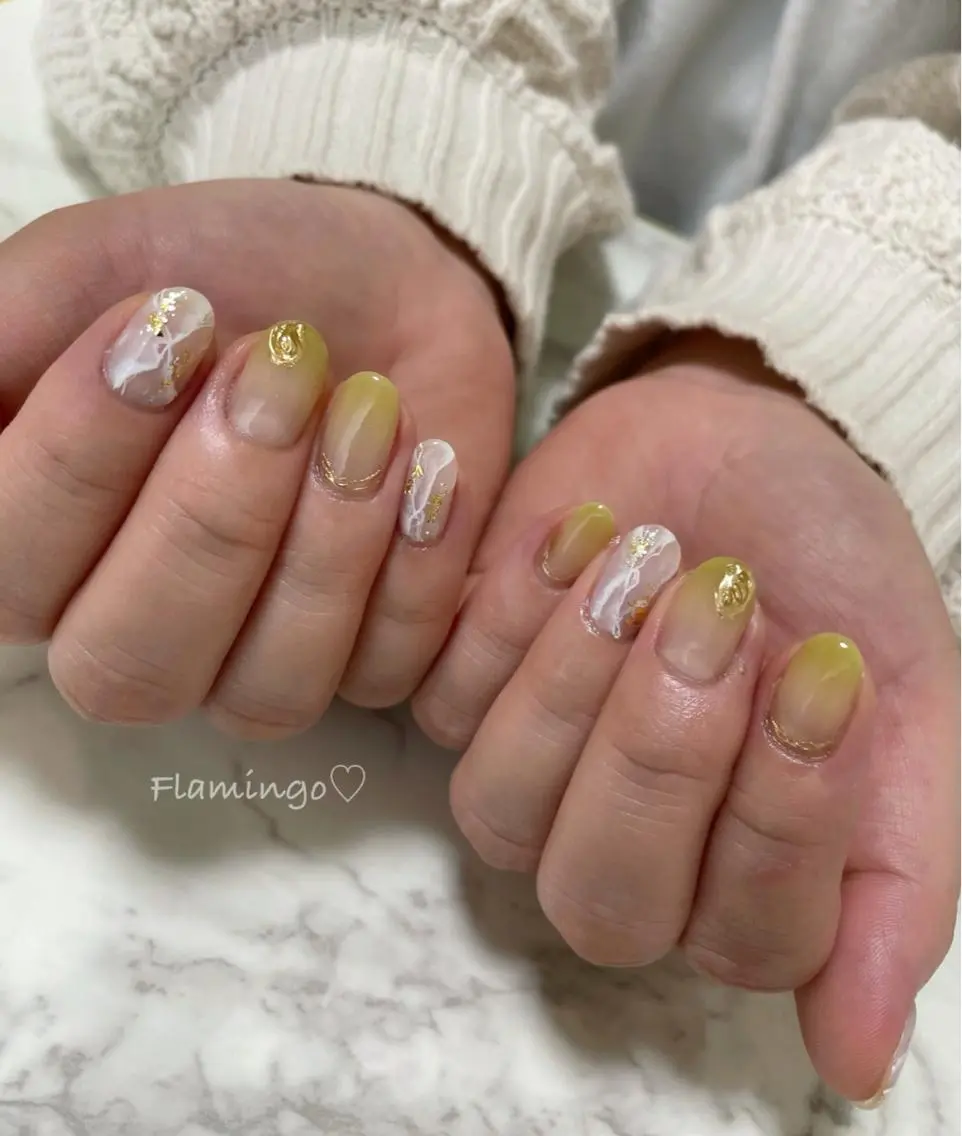ネイル ジェルネイル 大理石ネイル(マーブル) ミラーネイル ニュアンスネイル 黄色 フィルイン/爪育成♡ 40代からのサロンのネイルデザイン
