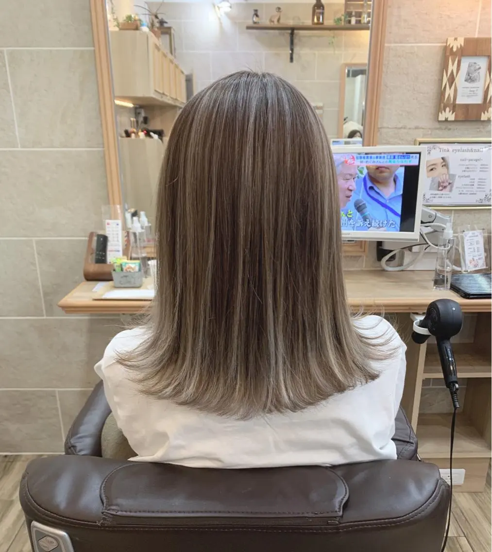 セミロング ハイライト カット ヘアカラー トリートメント 平尾 拓也のヘアスタイル