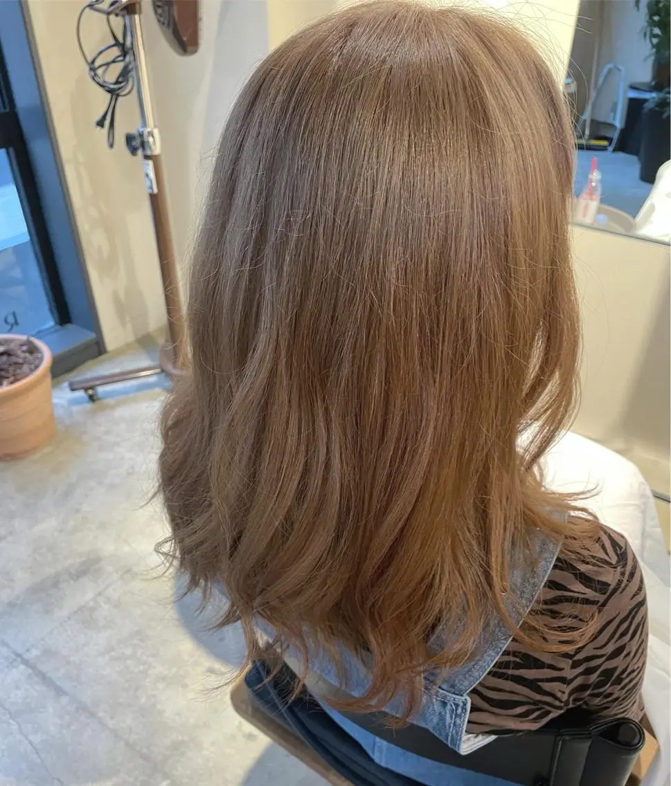 セミロング カラー ベージュカラー ブリーチ ケアブリーチ ダブルカラー シルバー RHAIRSALON 西山梓のヘアスタイル