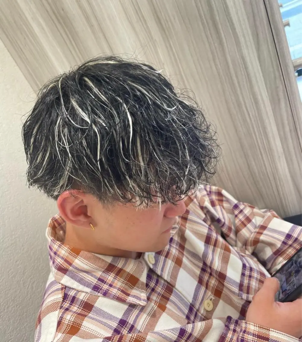 ショート カラー パーマ メンズ メンズメッシュ メンズパーマ 波巻きパーマ メッシュ メンズ特化/今池駅 徒歩1分/岡本一真のヘアスタイル