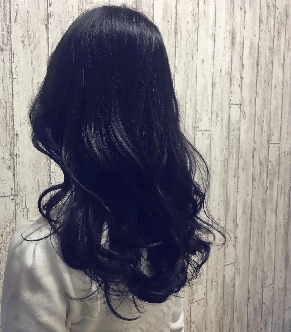 セミロング カラー 黒髪 ブルーカラー ブルーブラック サトウ .のヘアスタイル