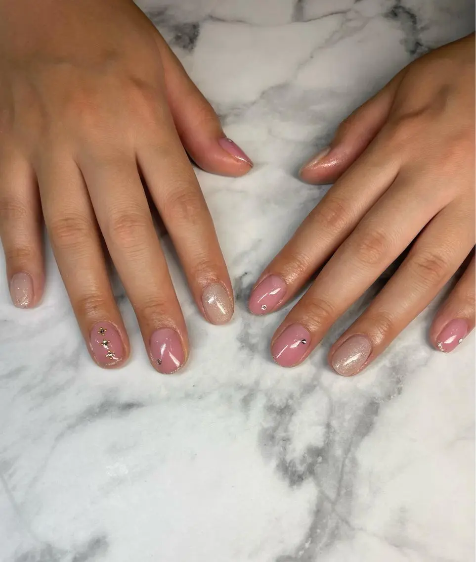 ネイル キラキラネイル ラメ(グリッター) オフィスネイル ストーンネイル with hues AYAのネイルデザイン