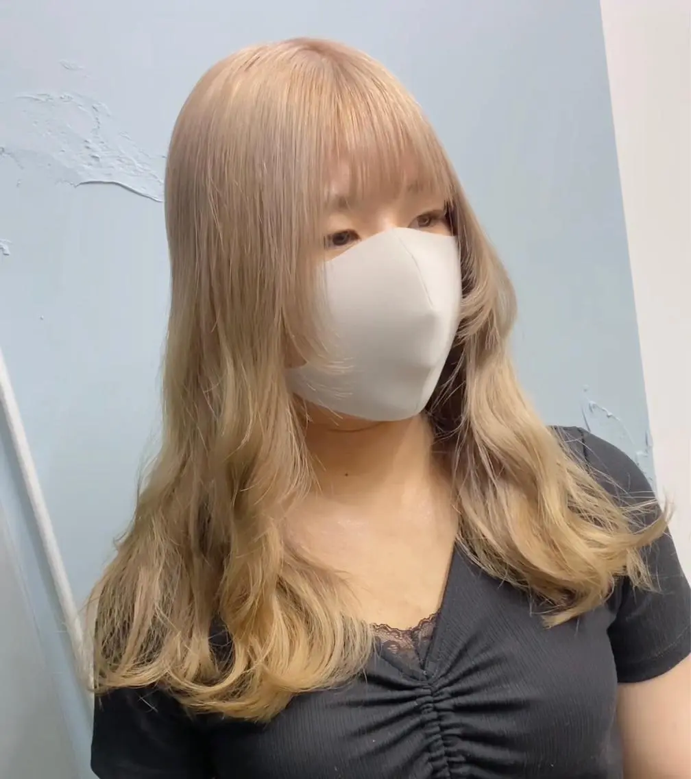 セミロング カラー ブロンド 横尾 歩のヘアスタイル