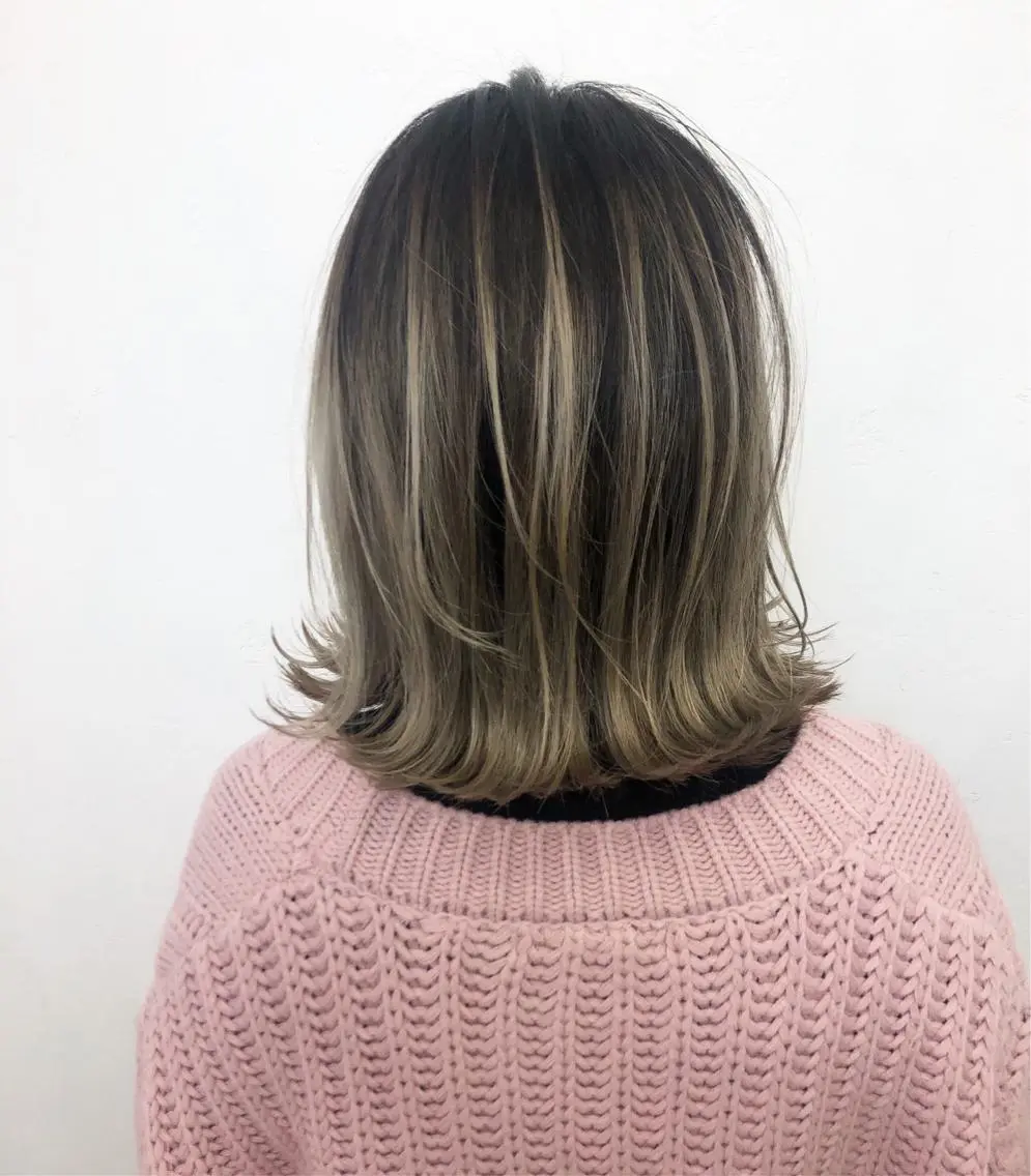 ミディアム レイヤーカット ヘアカラー トリートメント ブリーチカラーレイヤ ーカット🦋annaのヘアスタイル