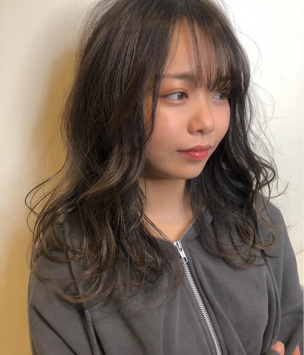 ミディアム カラー バレイヤージュ グレージュ レイヤーカット 永井 亜実のヘアスタイル