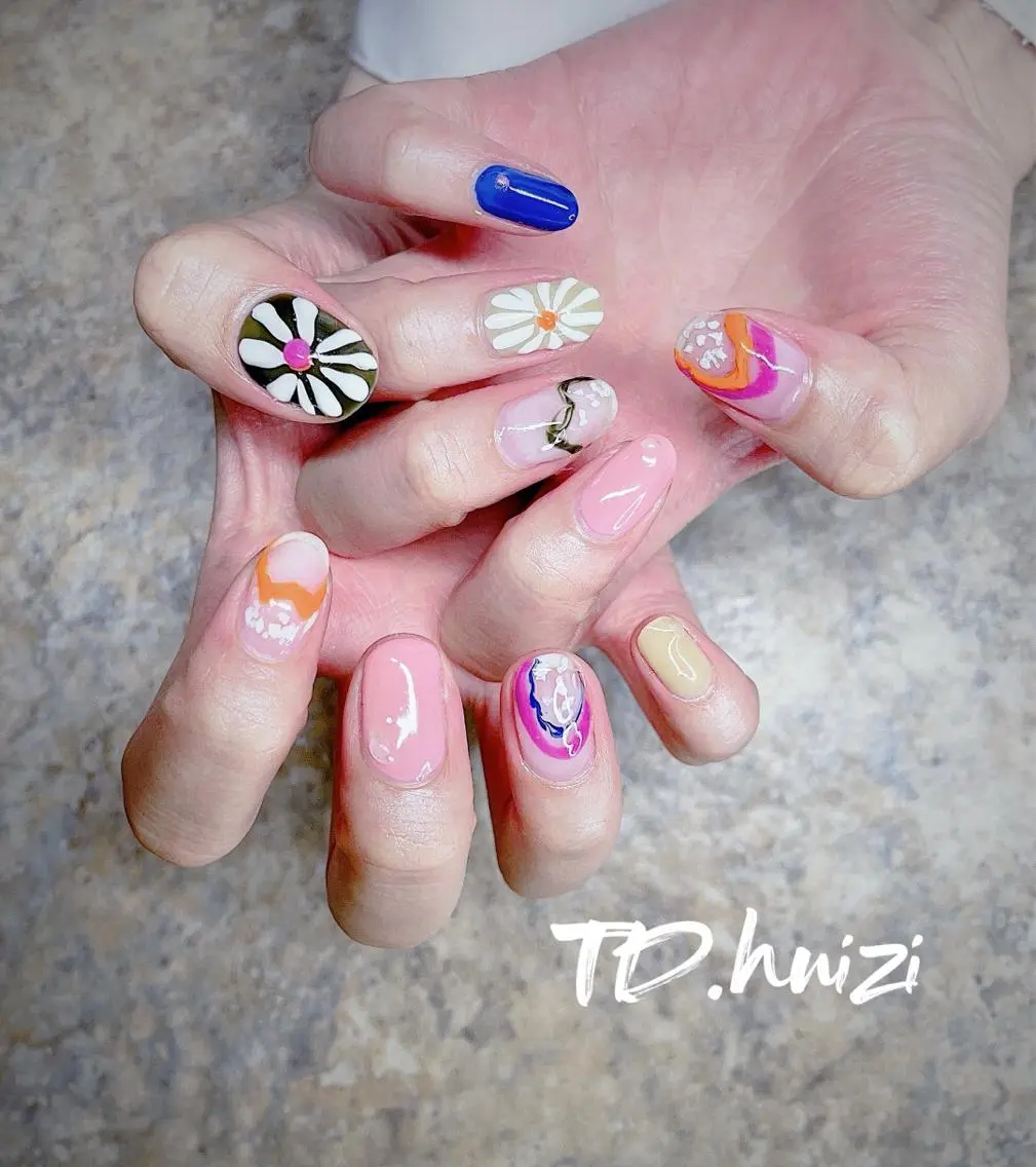 ミディアム めぐみのネイルサロン スタッフ練習のネイルデザイン