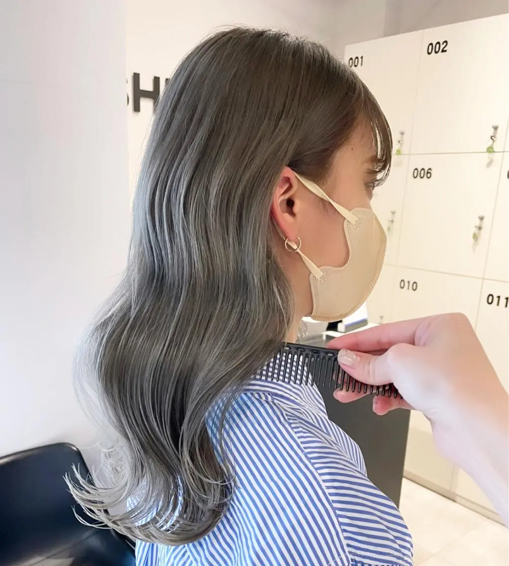 ミディアム カラー シルバー ブリーチ👩🦳/ ✂︎MANAMIのヘアスタイル