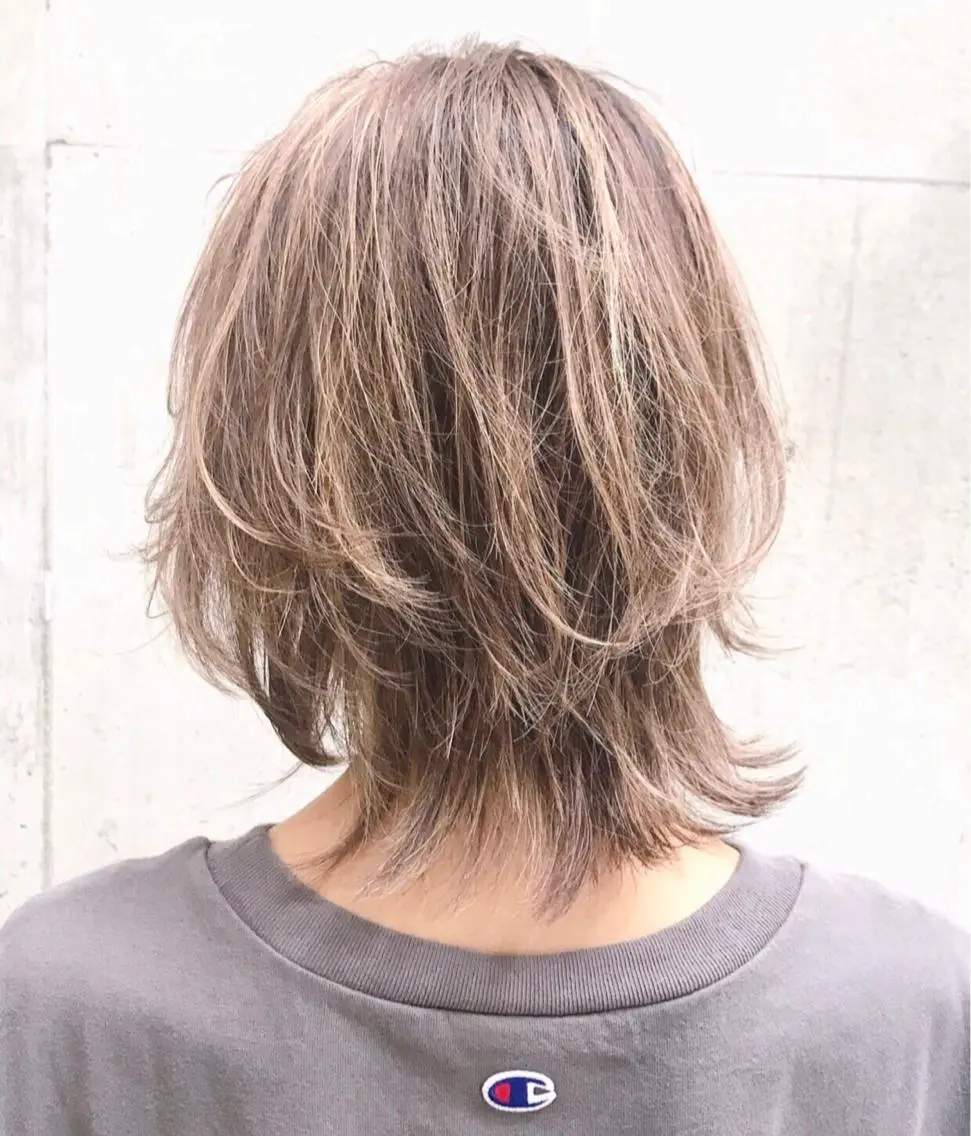 ミディアム カラー ミディアムパーマ アッシュ ベージュカラー ブルーカラー グレージュ ヘアカラー AKI アキのヘアスタイル