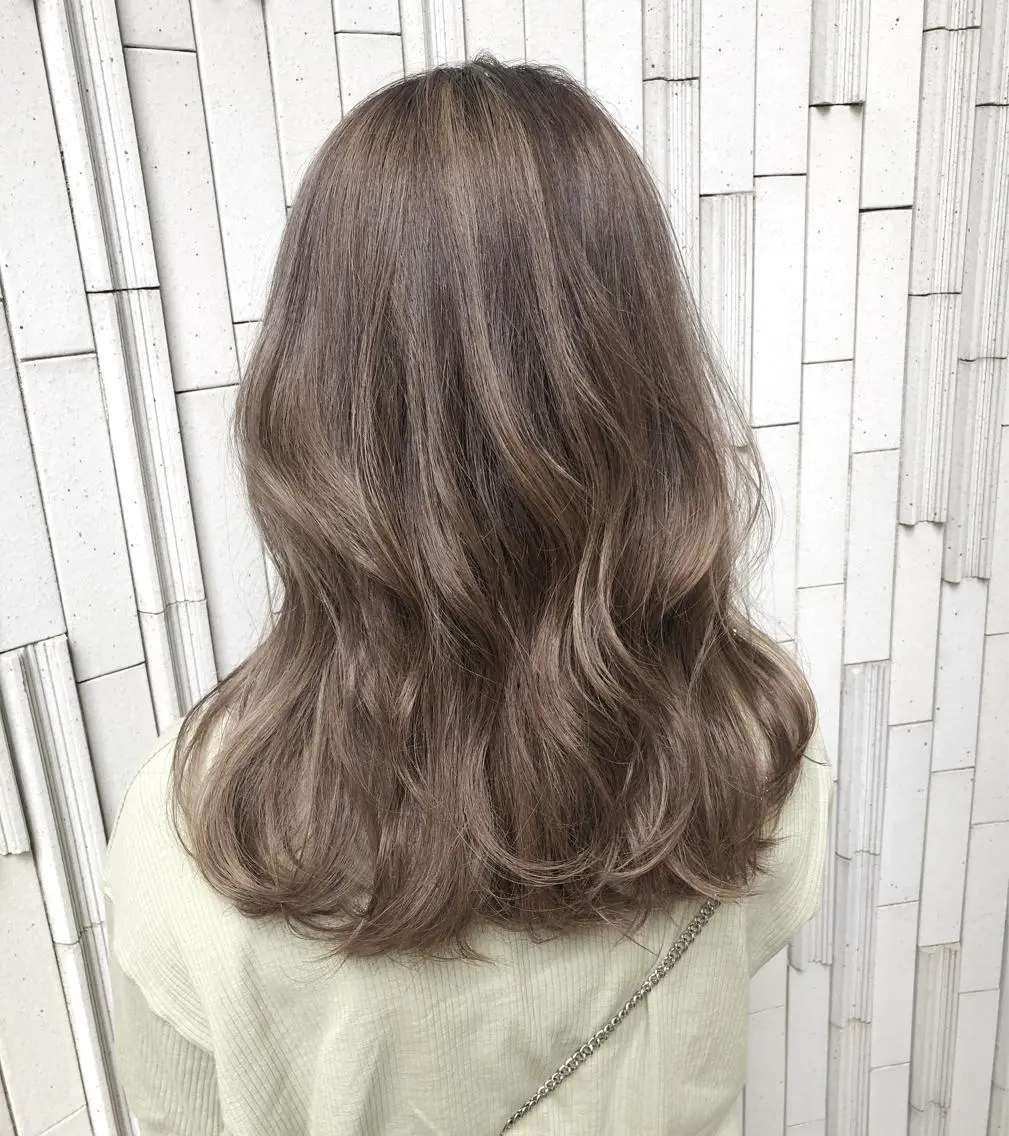セミロング カラー ベージュカラー ブリーチ ハイライトカラー ハイライト カット ヘアカラー トリートメント 🍊新宿南口🍊 ERINAのヘアスタイル