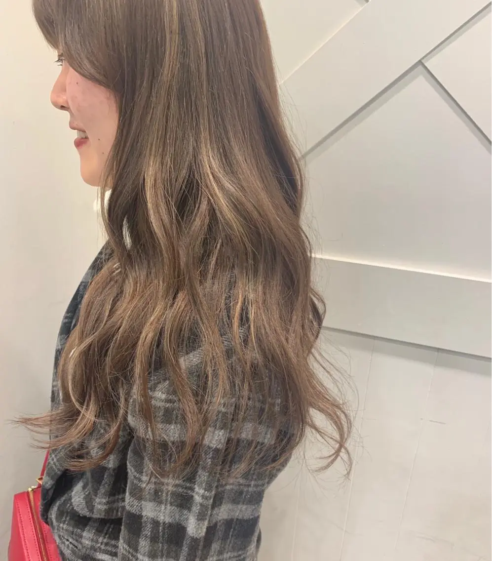 セミロング 秋守 百華のヘアスタイル