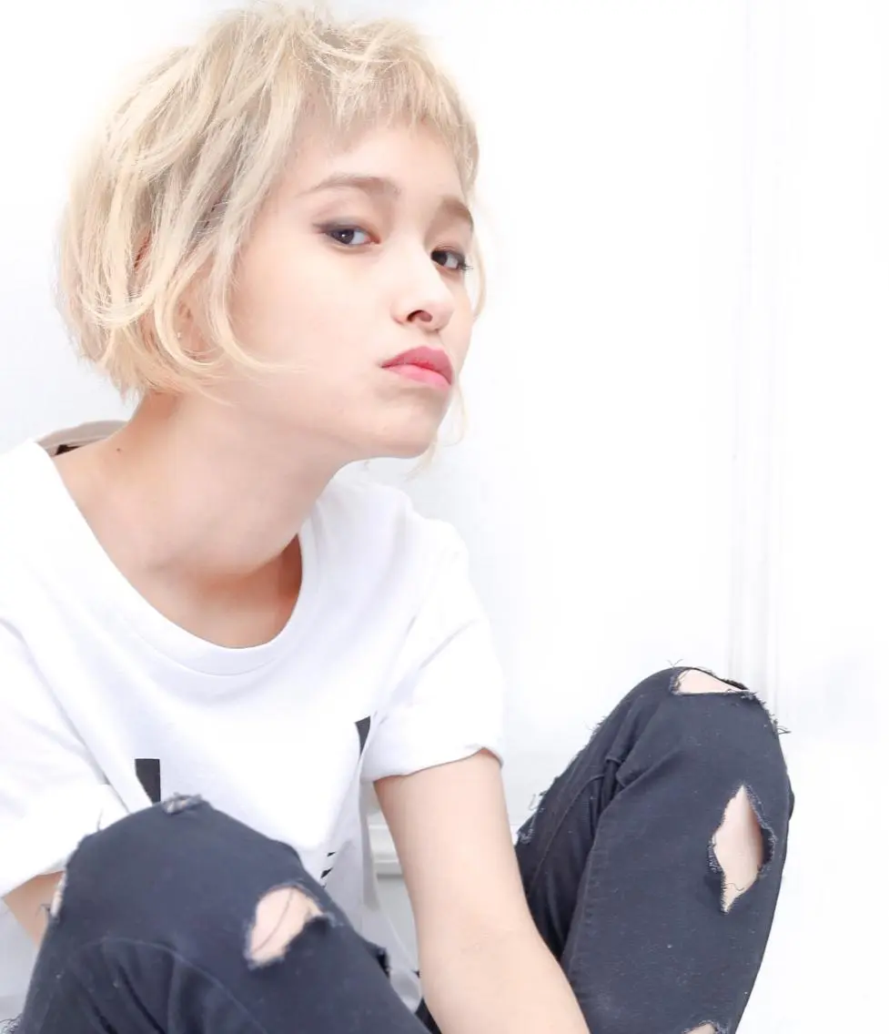 ショート カラー ブリーチ THE USUAL ユージュアルのヘアスタイル