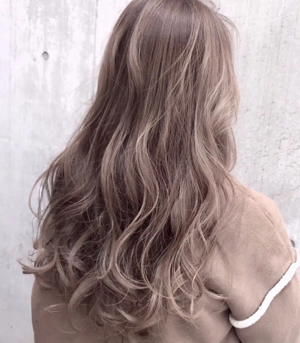 ロング カラー アッシュ アッシュブラウン ベージュカラー 黒髪 ブラウンカラー ヘアカラー AKI アキのヘアスタイル