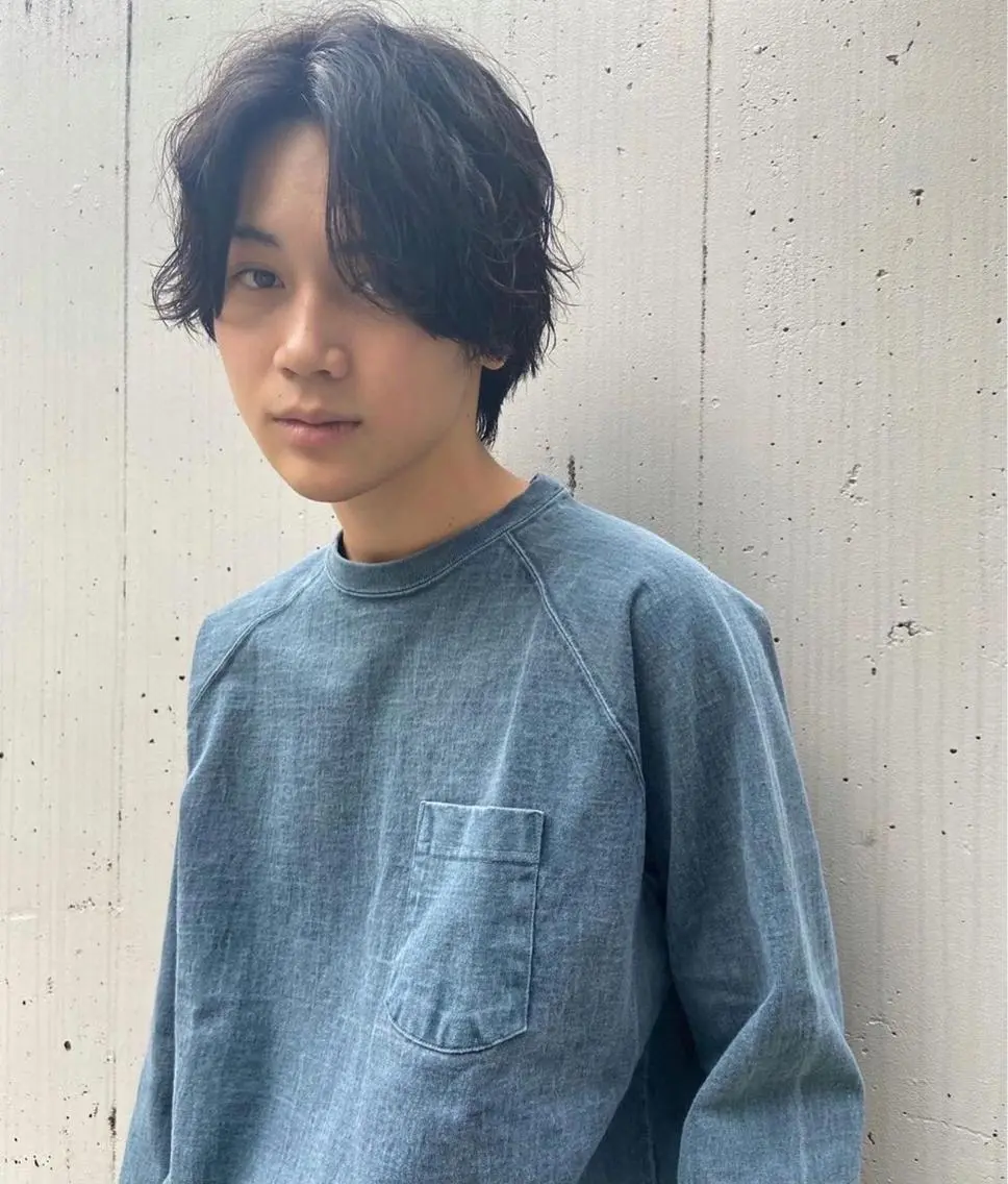 ミディアム メンズ センターパート JINKIメンズ特化 メンズカットパーマのヘアスタイル
