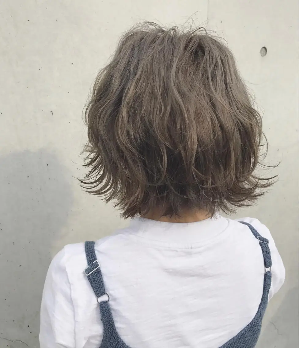 ショート カラー アッシュ アッシュグレー ブリーチ &SONS 小林亨のヘアスタイル