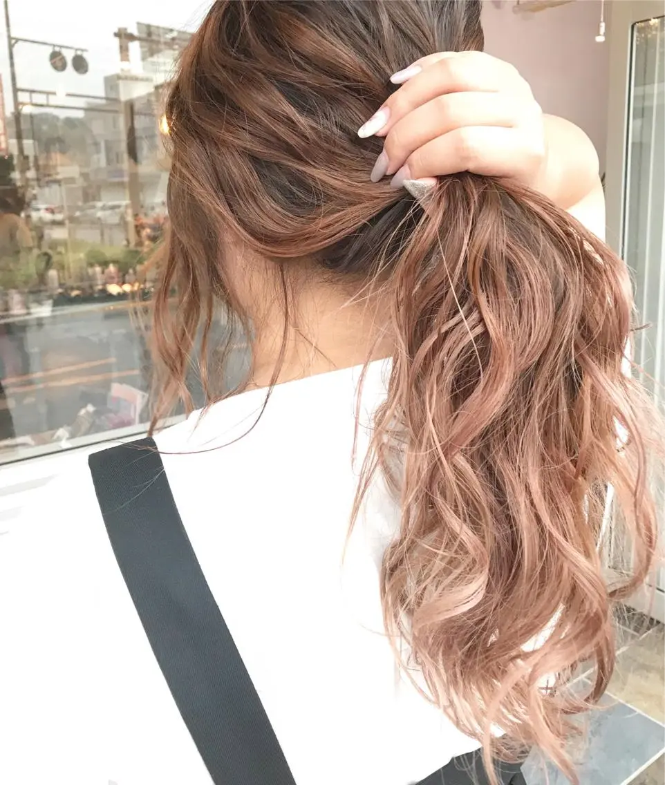 セミロング カラー ヘアアレンジ お団子ヘア 切りっぱなしボブ バレイヤージュ ブリーチ グラデーションカラー Mariana/ 鶴原-ハイライトのヘアスタイル