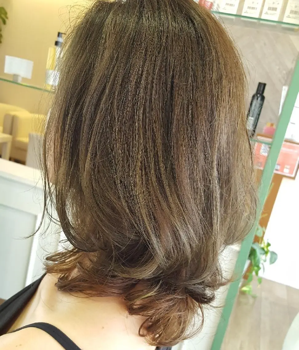 ミディアム 若泉 真梨のヘアスタイル