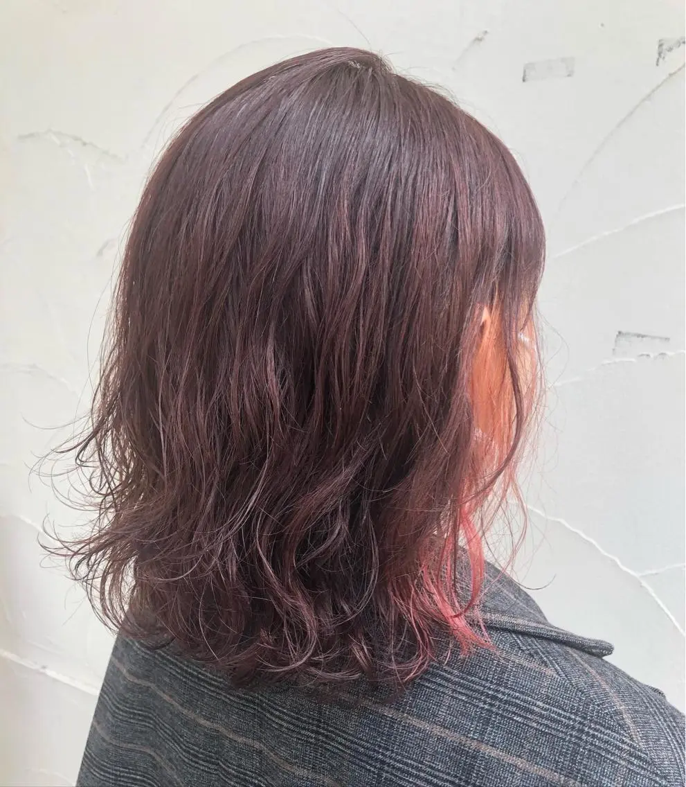 ミディアム カラー パーマ ミディアムパーマ インナーカラー ピンクカラー パープルカラー 大岩 茉愉のヘアスタイル