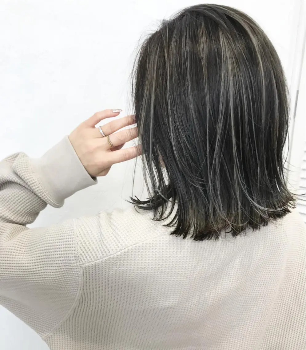 ミディアム カラー ハイライトカラー ハイライト カット ヘアカラー トリートメント ブリーチカラーレイヤ ーカット🦋annaのヘアスタイル