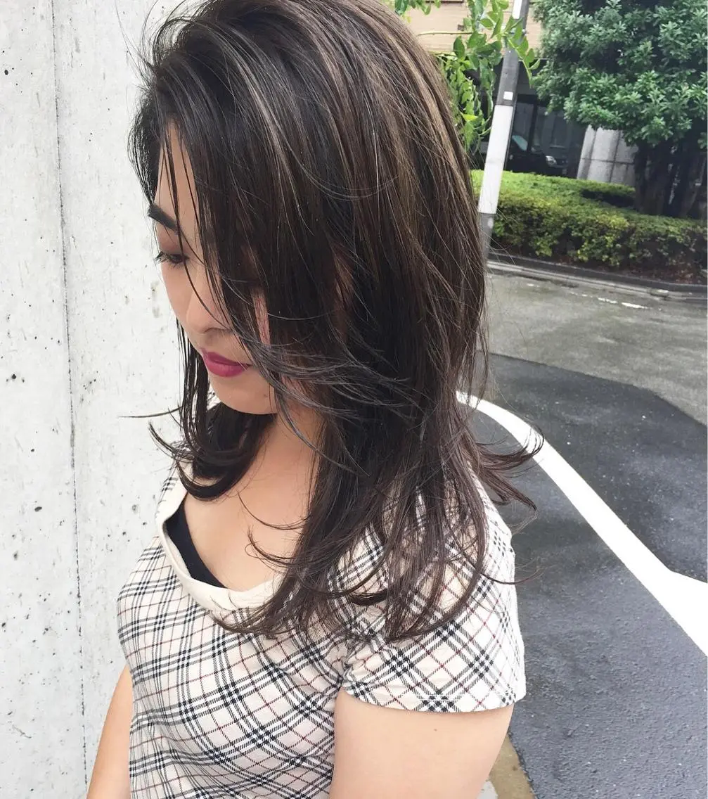 ミディアム カラー パーマ ヘアアレンジ メンズ ネイル マツエク・マツパ メンズハイライト ブルーカラー ブルージュ ハイライトカラー ハイライト 顔まわりレイヤー× 韓国ヘアオタベシンヤのヘアスタイル