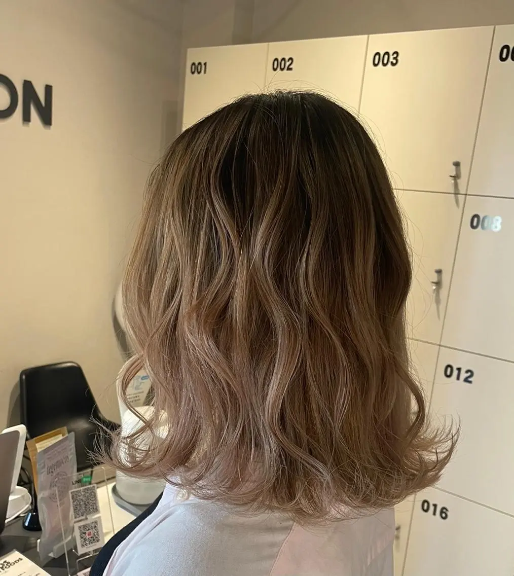 ショート カラー バレイヤージュ レイヤーカット ブリーチ👩🦳/ ✂︎MANAMIのヘアスタイル