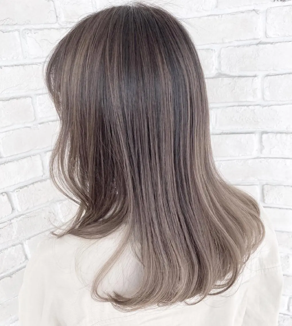 ロング ハイライト あやか 白髪ぼかしハイライトのヘアスタイル