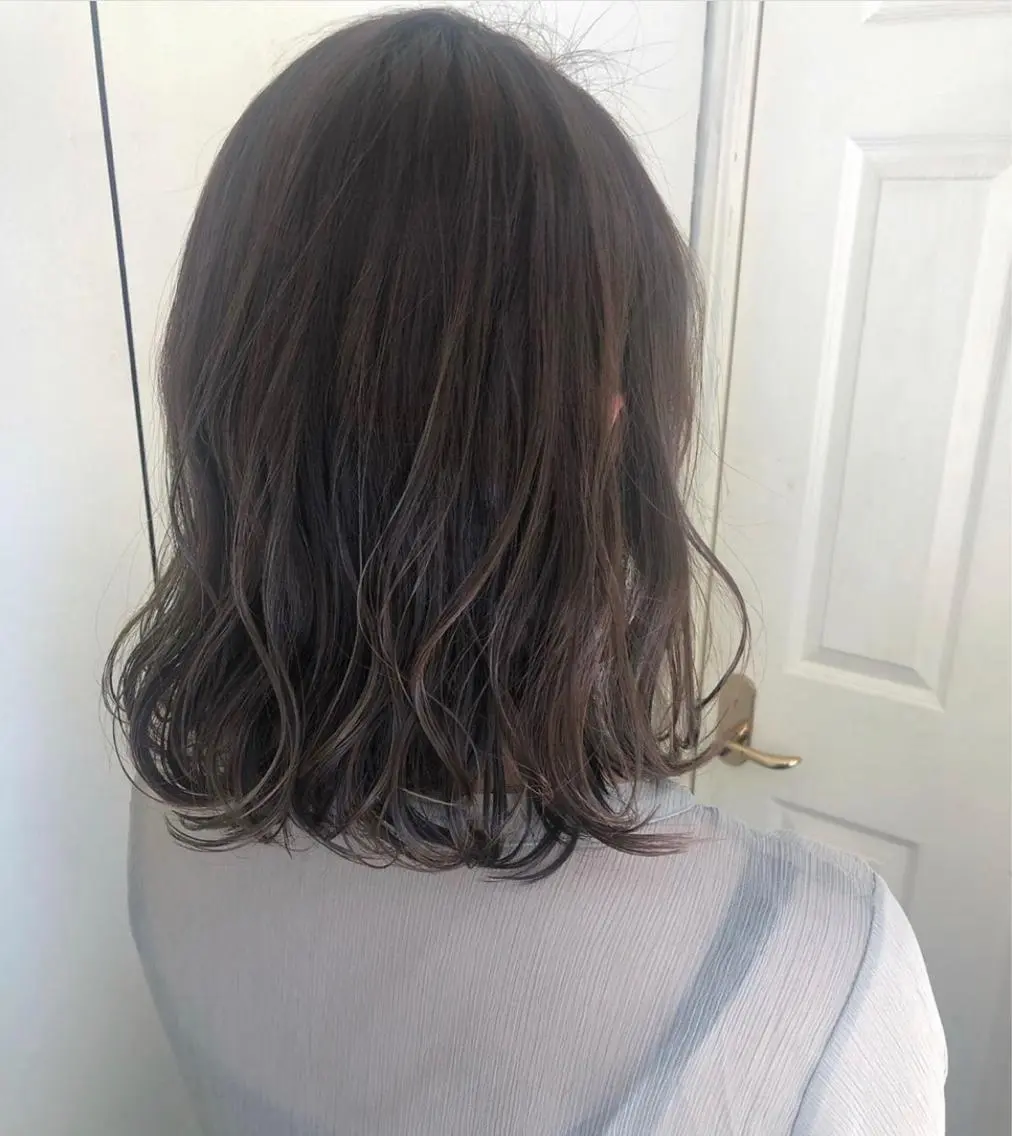 ミディアム 鷺谷 玲奈のヘアスタイル