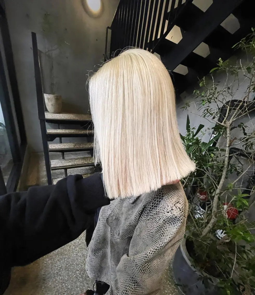 カラー ミディアム ブリーチ 抜きっぱなしブロンド ヘアカラー トリートメント ケアブリーチ/ レイヤー/vardyのヘアスタイル