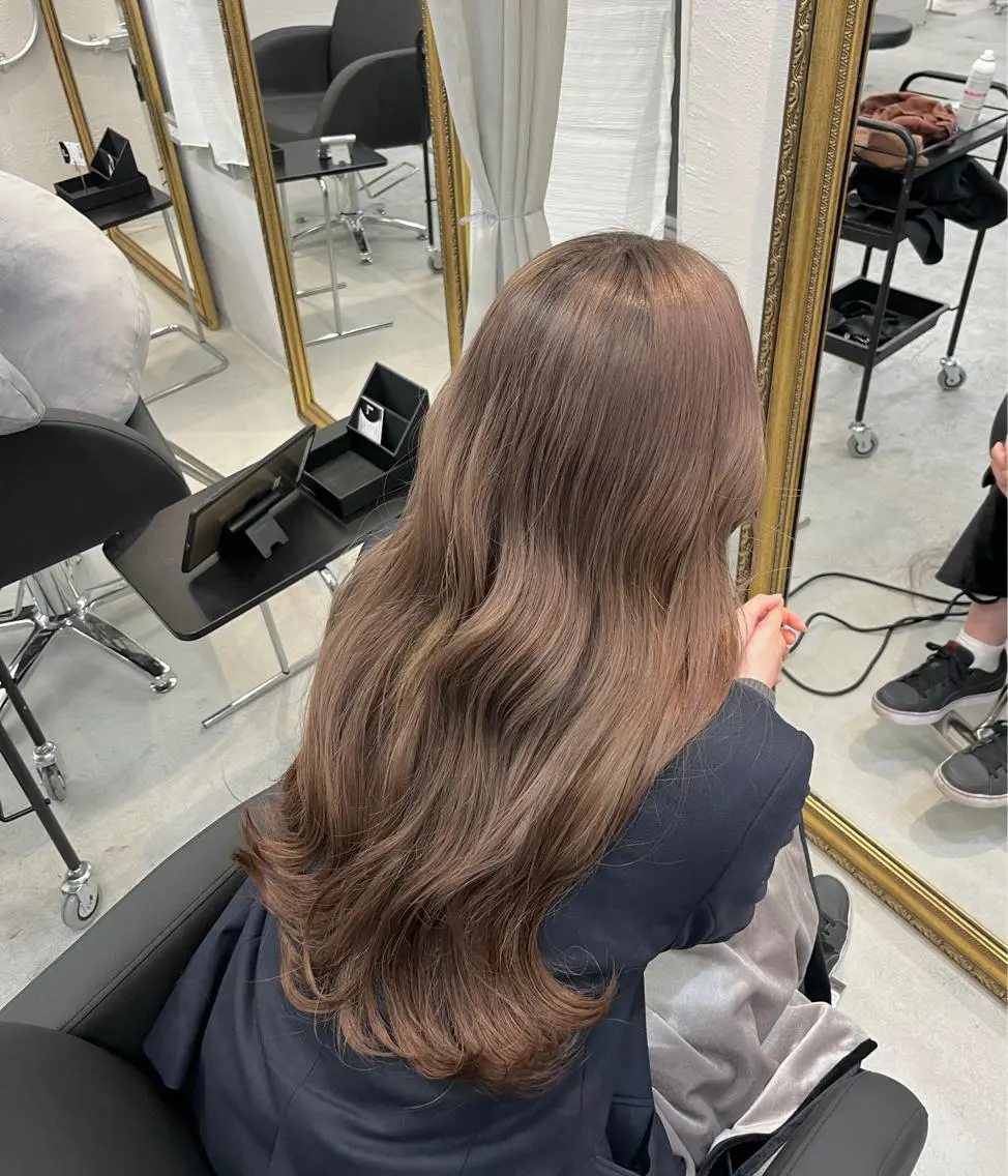ロング カラー ベージュカラー ブリーチ グレージュ/透け感 カラー/透明感カラーのヘアスタイル