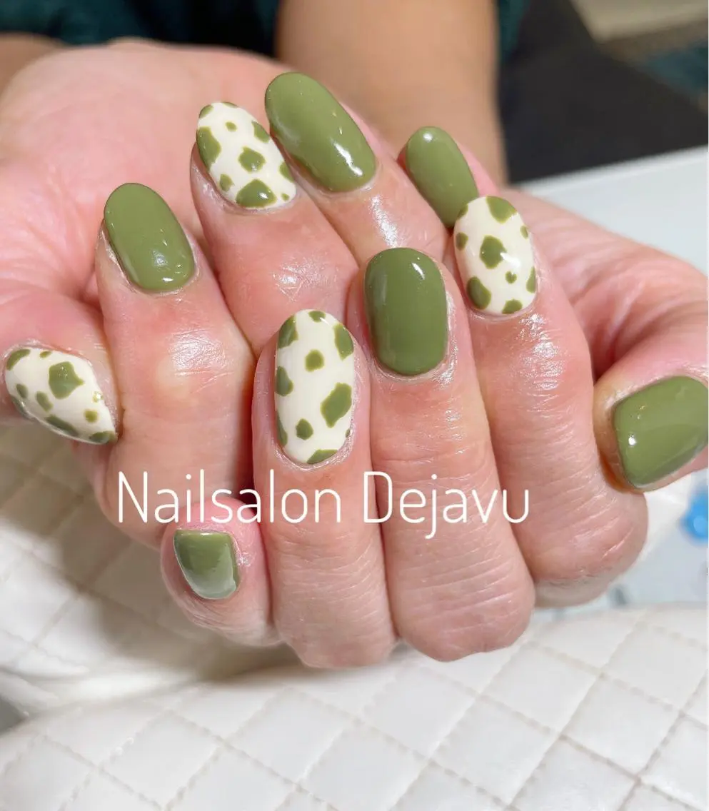 ネイル アニマル柄 アートネイル ジェルネイル グリーン ワンカラーネイル Nail salon Dejavu 🌿のネイルデザイン