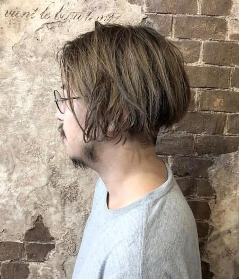 ミディアム メンズ ブリーチ、パーマ 西部笑のヘアスタイル