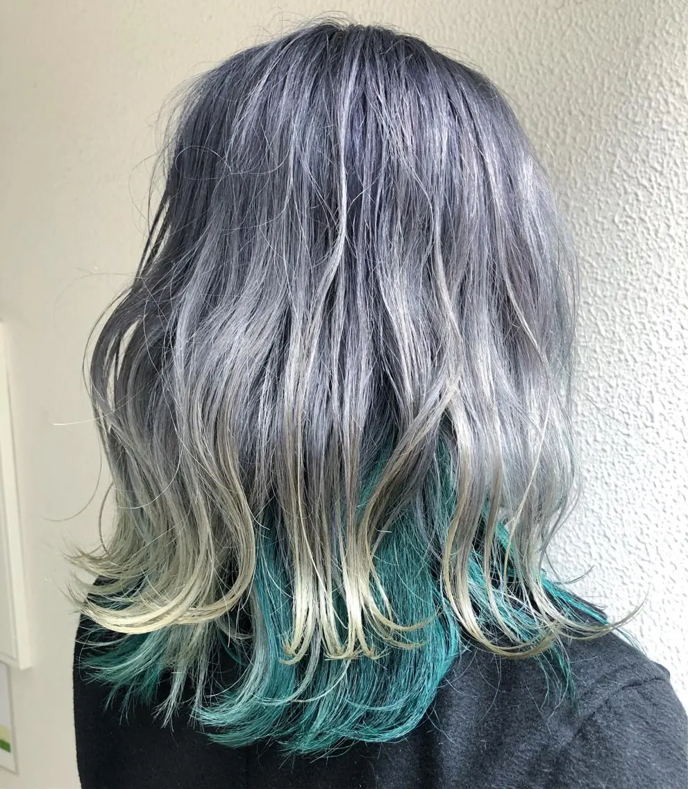 セミロング カラー ブリーチ グラデーションカラー インナーカラー シルバー 縮毛矯正 くまがい みゆ【edge.】のヘアスタイル