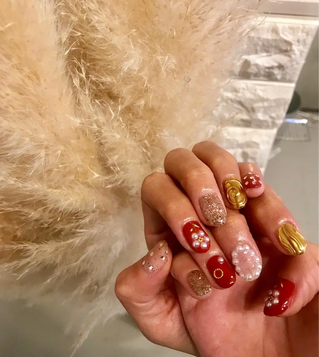 ミディアム カラー パーマ ヘアアレンジ ネイル マツエク・マツパ レッドカラー テラコッタ ミラーネイル 赤色 el. by Aoのネイルデザイン