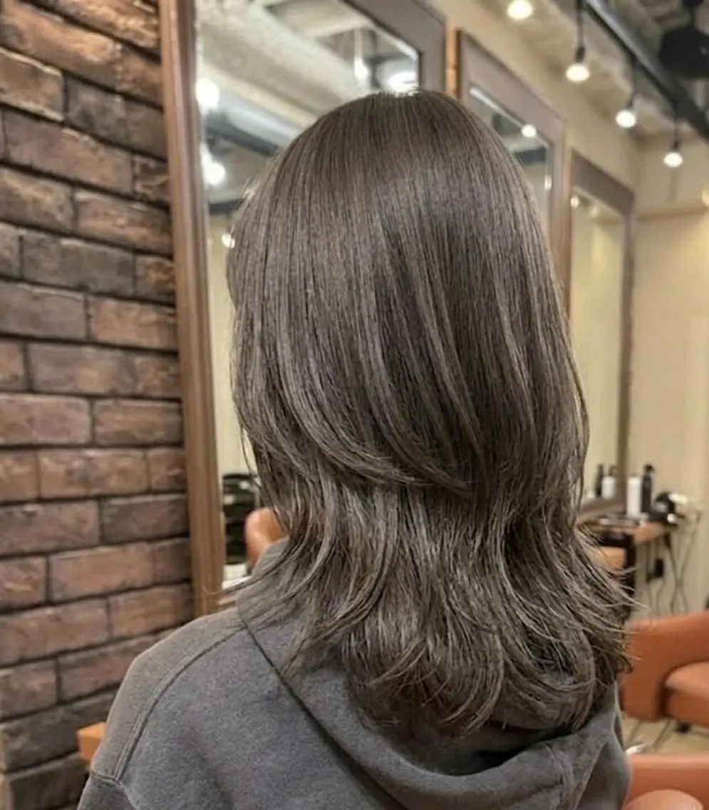 ミディアム カラー アッシュ アッシュブラウン ブラウンカラー 透明感カラー レイヤーカット flencia 丸 和博｜カットのヘアスタイル