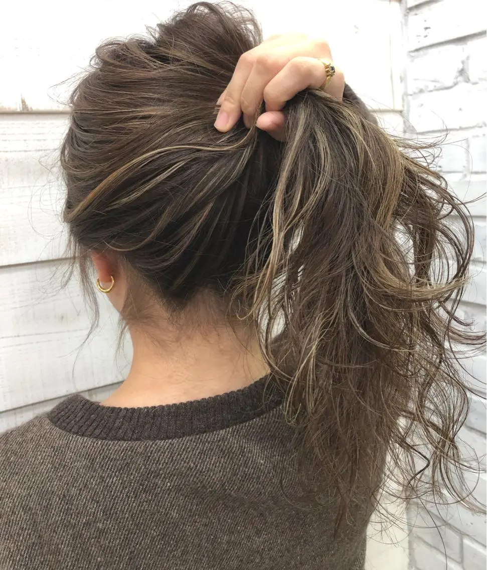 セミロング カラー ヘアアレンジ ブリーチダブルカラー 元町三宮/三ノ宮のヘアスタイル