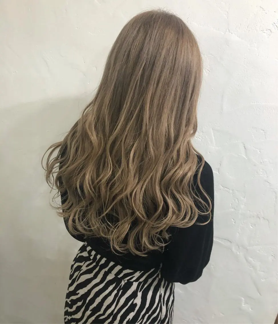 ロング カラー ベージュカラー 透明感カラー ハイトーンカラー ラテベージュ Loob.TOKYO MIYA🌈のヘアスタイル