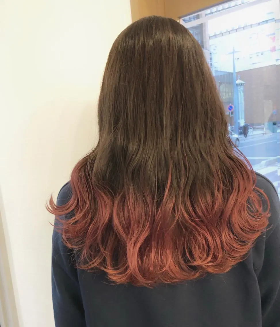 セミロング カラー グラデーションカラー ピンクカラー ヘアカラー 山崎 俊介のヘアスタイル