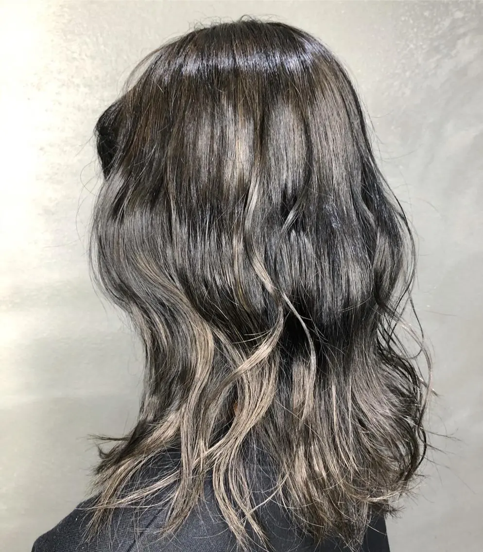 セミロング カラー グラデーションカラー グレージュ 縮毛矯正 くまがい みゆ【edge.】のヘアスタイル