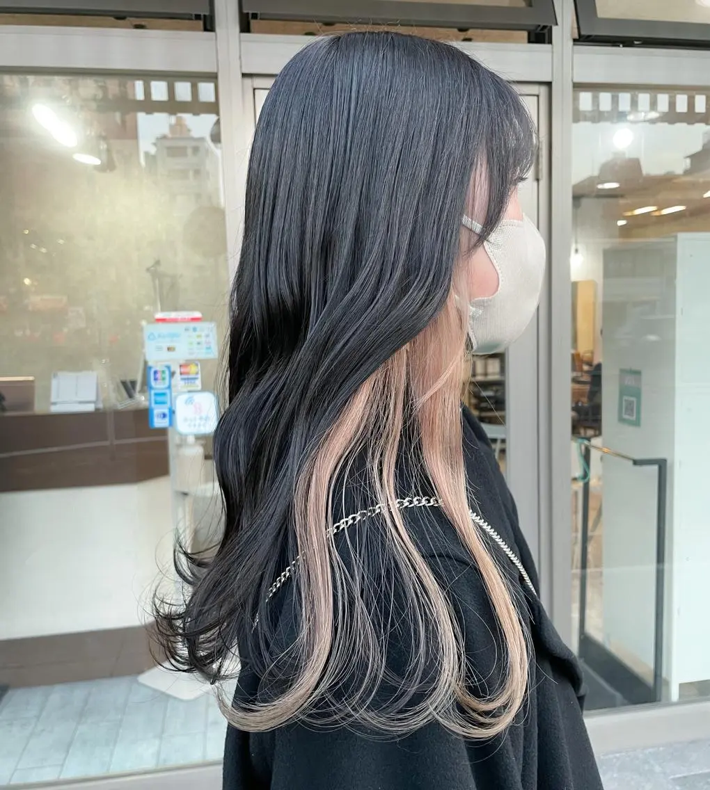 ロング カラー ベージュカラー ダークグレー グレージュ インナーカラー ホワイトベージュ イワタ マハ/ minim hairのヘアスタイル