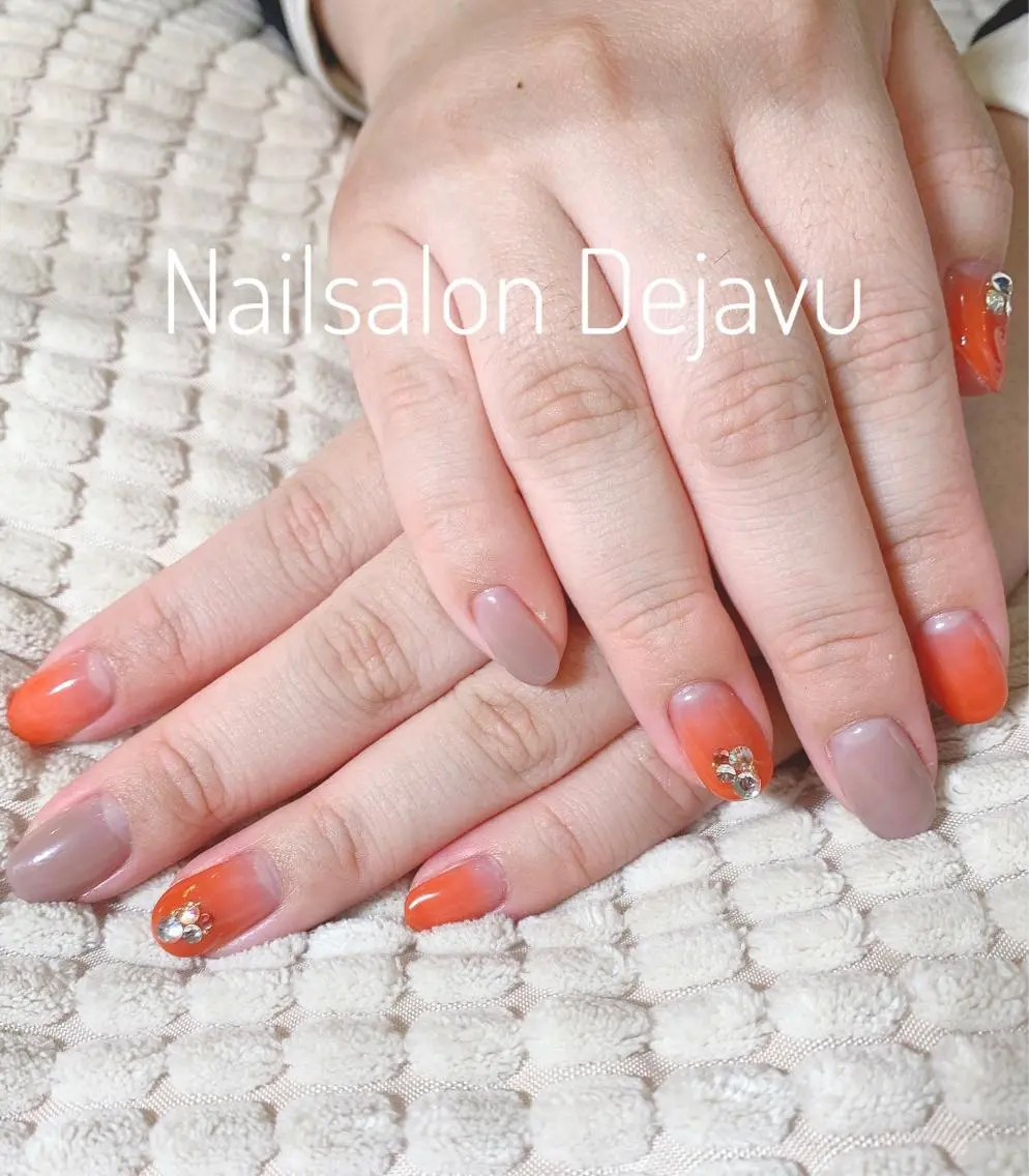 ネイル アートネイル グラデーション ストーンネイル ハンドネイル Nail salon Dejavu 🌿のネイルデザイン