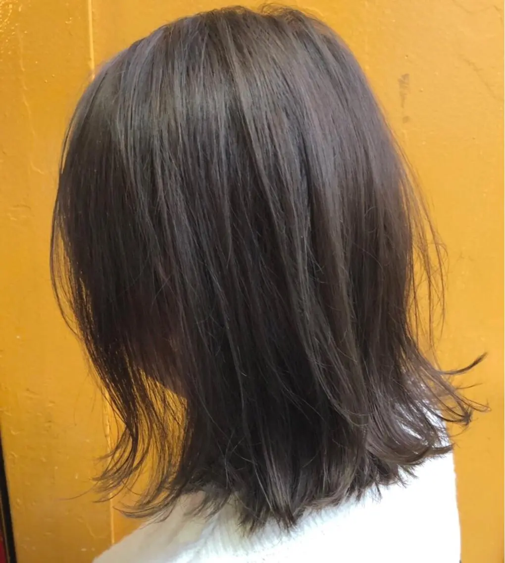 ミディアム アッシュ 外ハネヘア カット ヘアカラー トリートメント ayane⭐️ボブ・ ショート・パーマのヘアスタイル