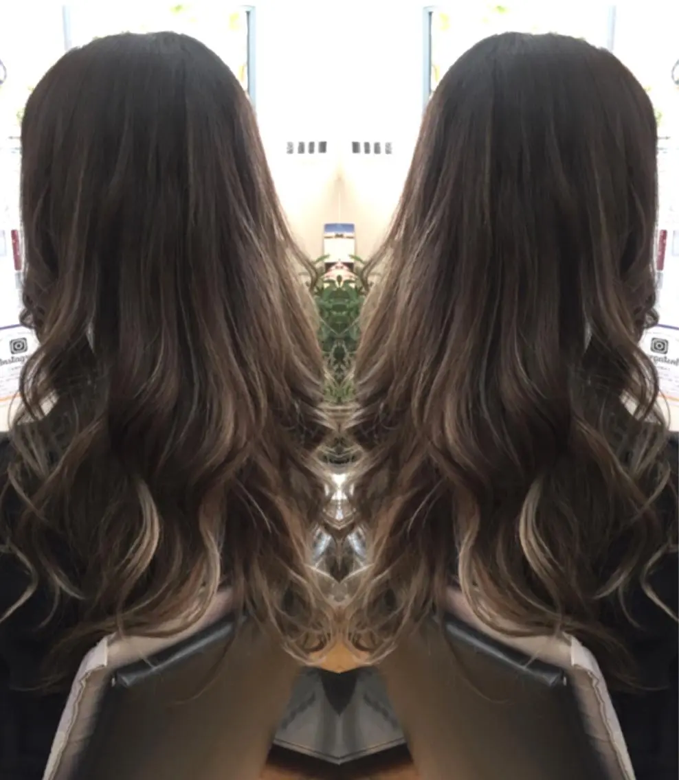 セミロング カラー ヘアアレンジ バレイヤージュ フォギーグレージュ グラデーションカラー グレージュ ハイライトカラー ヘアカラー 三輪 太一のヘアスタイル