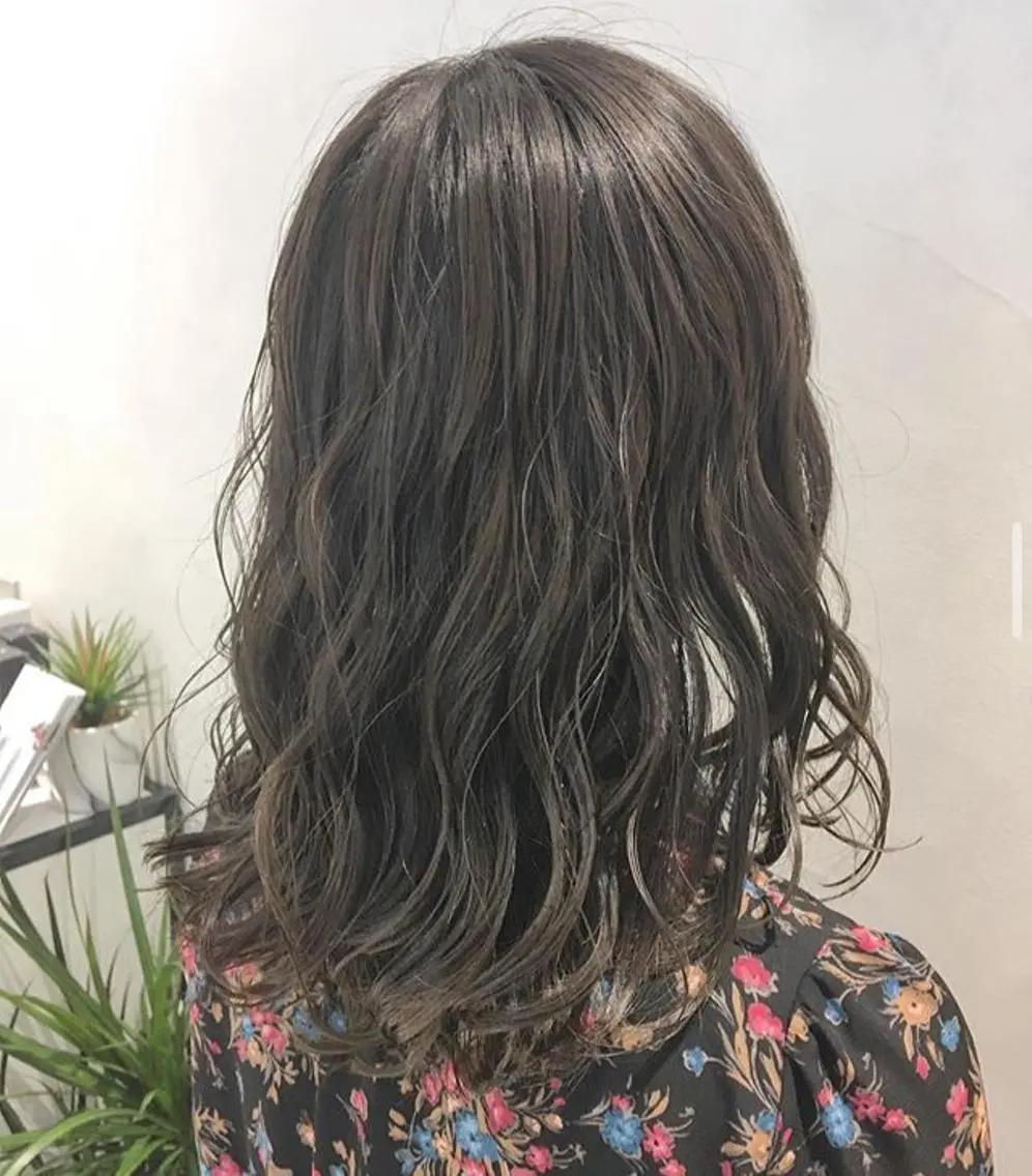 セミロング カラー ヘアアレンジ アッシュ ベージュカラー ブリーチ 透明感カラー ブリーチなしカラー エグチ アキラのヘアスタイル