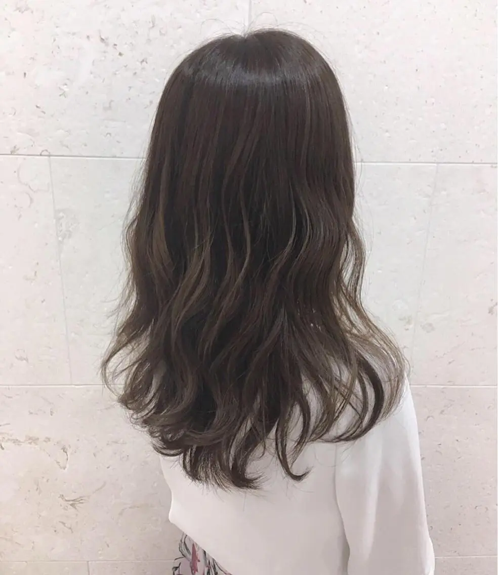 セミロング カラー ベージュカラー フォギーベージュ 斉藤 貴也のヘアスタイル