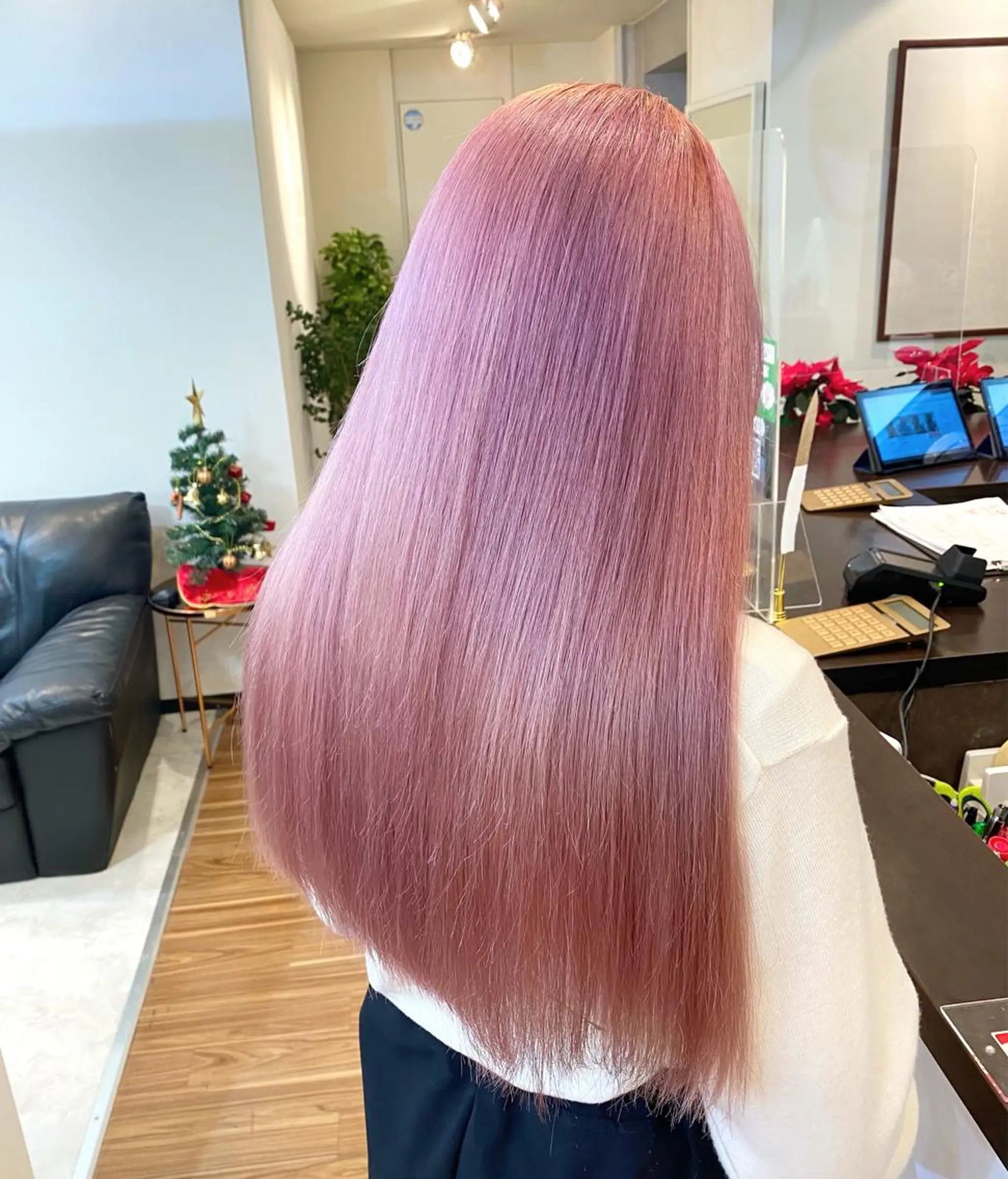 ロング カラー ブリーチ ピンクカラー 色ムラ修正の神様 新宿ハイトーンかすみのヘアスタイル