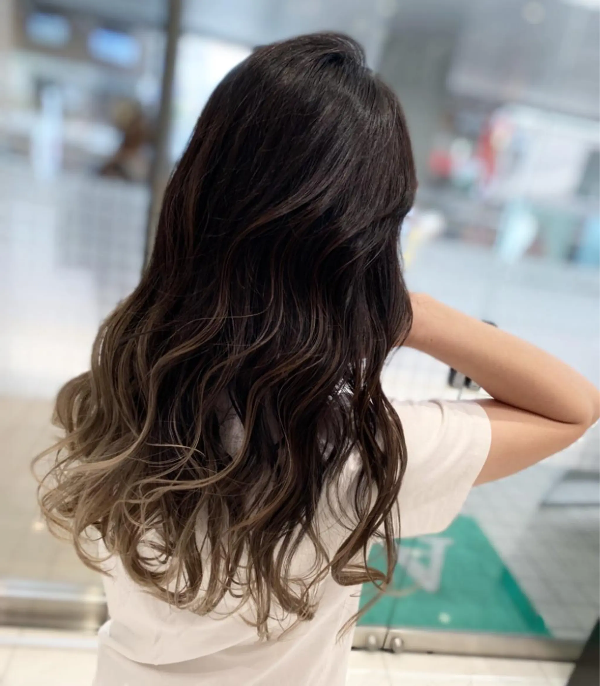 ロング カラー グラデーションカラー ヘアカラー トリートメント ブリーチ/バレイヤ ージュ川端裕司のヘアスタイル