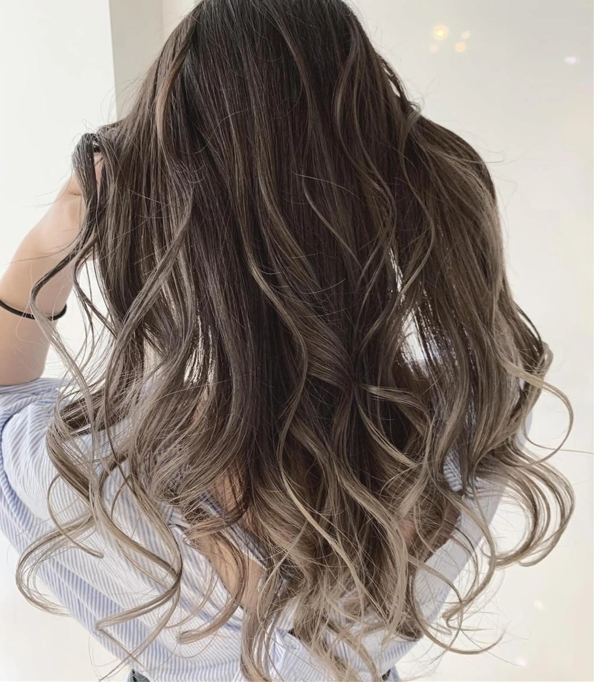 ミディアム カラー パーマ 透明感カラー ハイライトカラー ハイライト 【公式】amble luxe池袋東口🩷のヘアスタイル