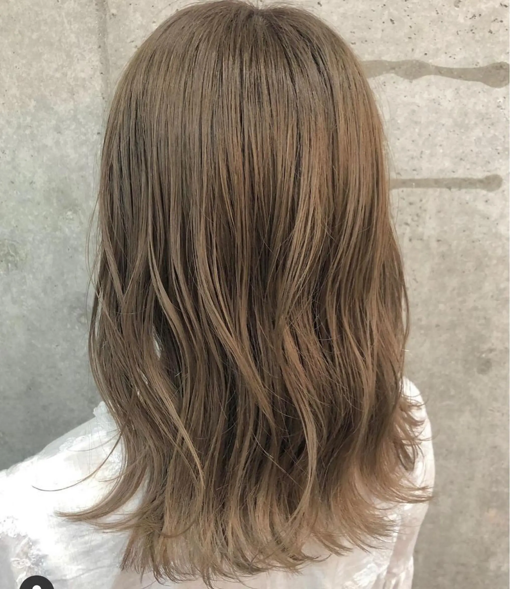 ミディアム カラー ベージュカラー ハイトーンカラー ハイトーンベージュ 石井 紫文のヘアスタイル