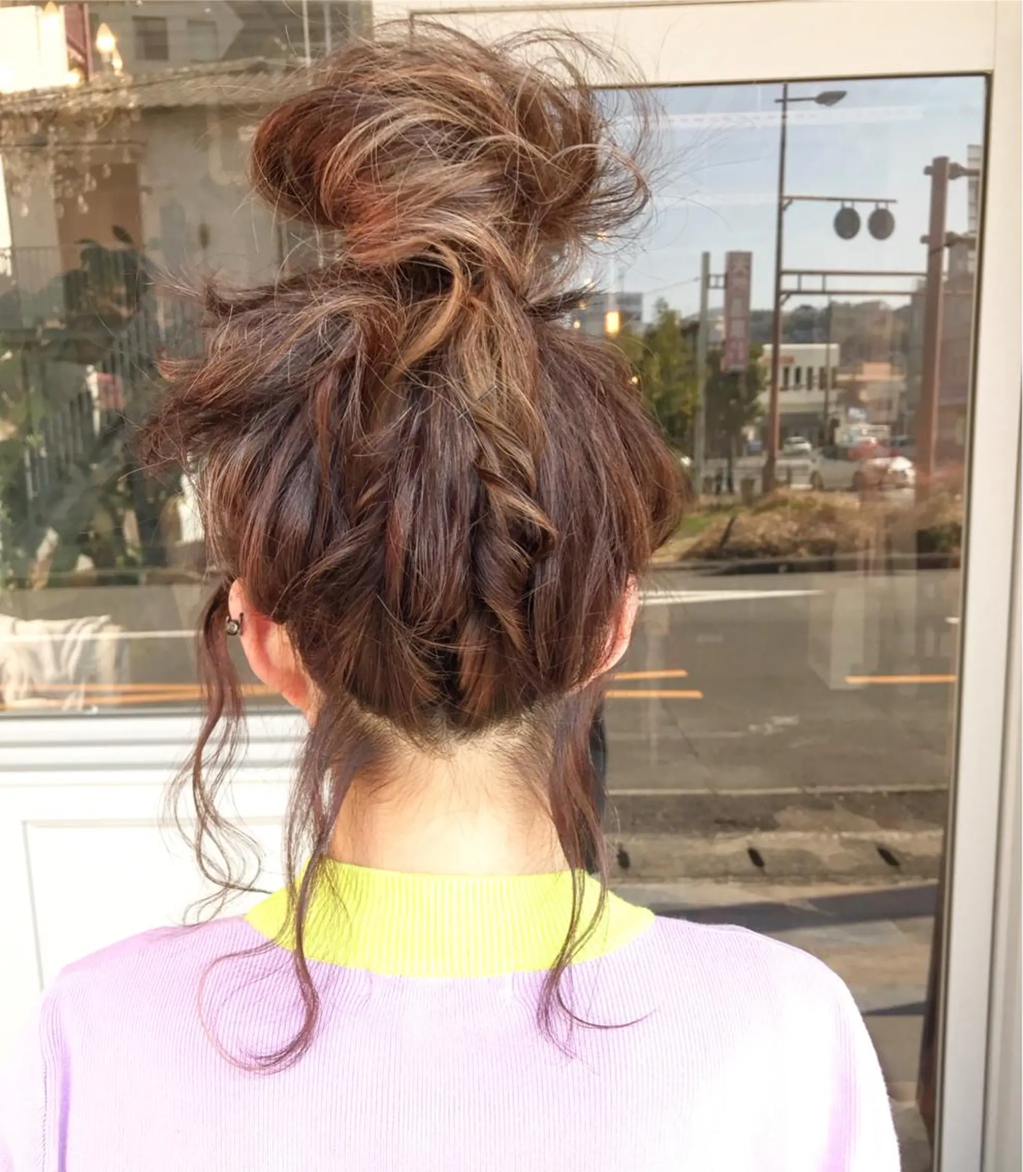 セミロング カラー ヘアアレンジ お団子ヘア 切りっぱなしボブ バレイヤージュ ブリーチ デザインカラー Mariana/ 鶴原-ハイライトのヘアスタイル