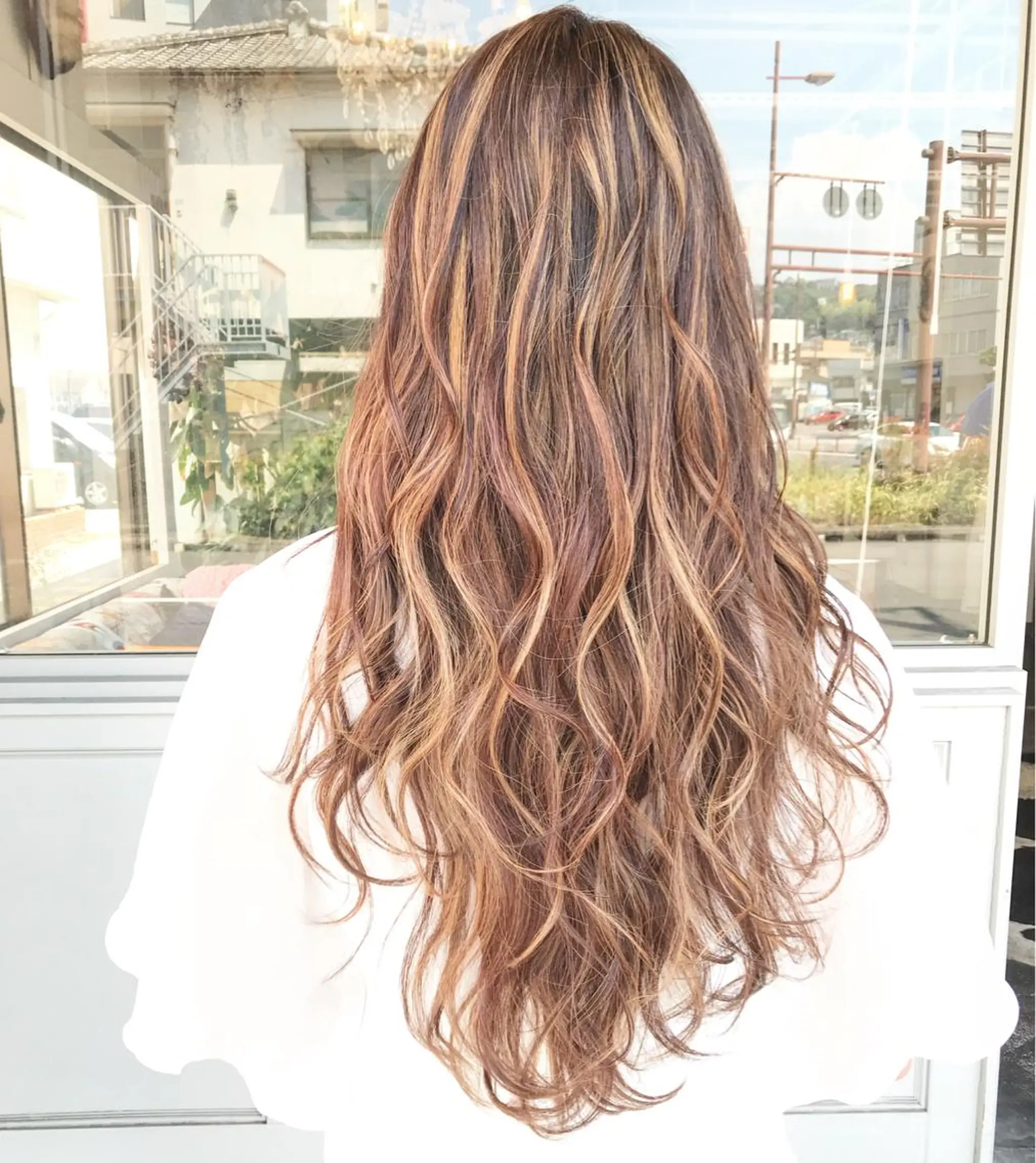 ロング カラー ヘアアレンジ お団子ヘア 切りっぱなしボブ バレイヤージュ ブリーチ グラデーションカラー Mariana/ 鶴原-ハイライトのヘアスタイル
